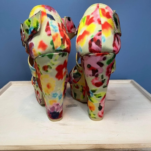 Floral wedges - Picture 3 of 3